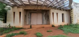 23-ans-apres-sa-perte-du-pouvoir-sur-les-ruines-des-realisations-pharaoniques-de-bedie